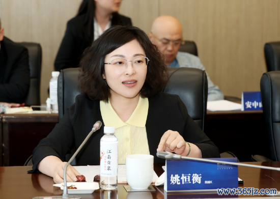 黄浦区发改委主任姚恒衡发言