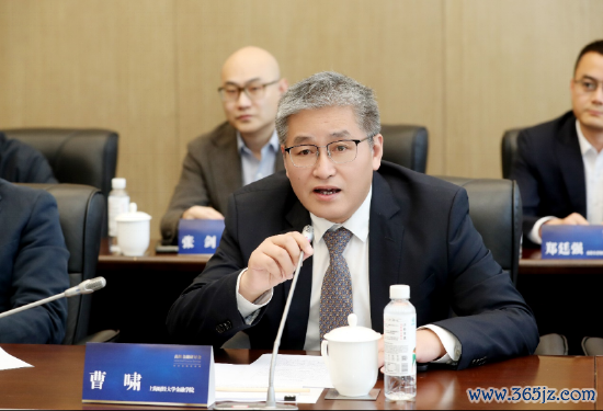 上海财经大学金融学院副院长曹啸主持会议